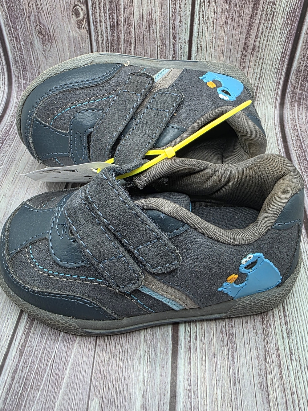 Kids Gray Velcro Sneakers with Blue Character Accent Size 4w